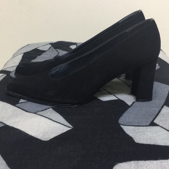 Stuart Weitzman Black suede pump - Picture 3 of 4